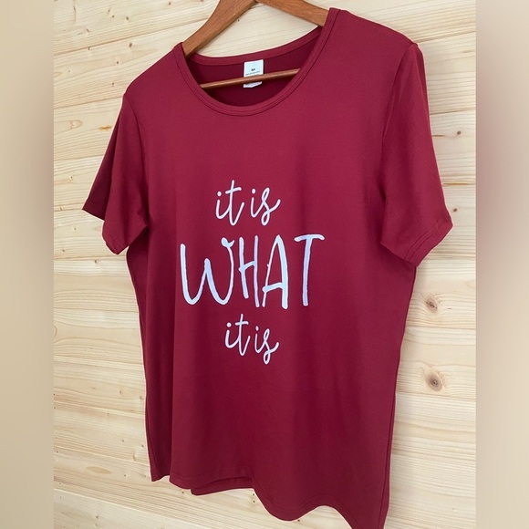 NWOT Burgundy Graphic Print “IT IS WHAT IT IS” Women’s Medium Fun Slogan T-shirt - Picture 3 of 11